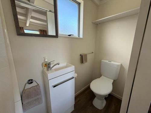 Waikawa Bay Holiday Park — Bathroom