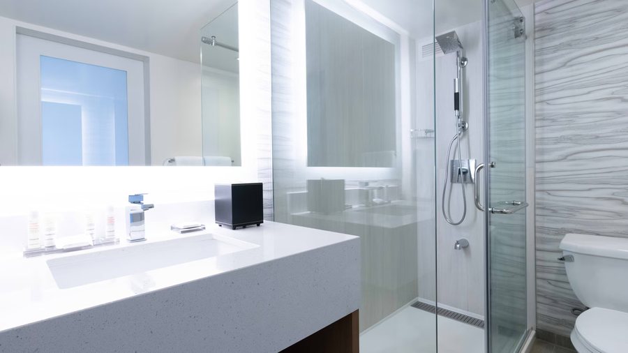 Waikiki Beach Marriott Resort Spa — Bathroom