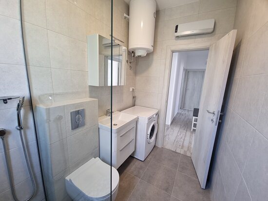 Waikiki Beach Resort — Bathroom