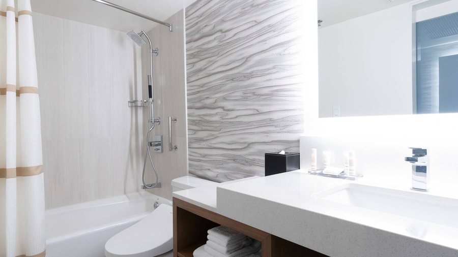 Waikiki Beachside Hostel — Bathroom