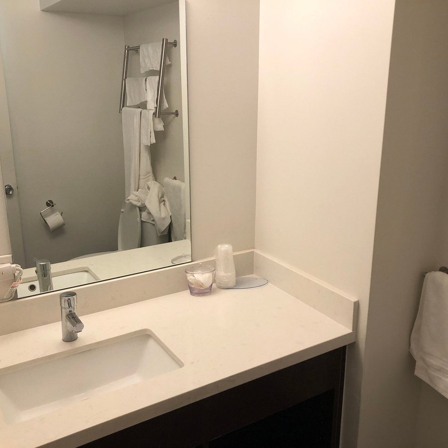 Waikiki Central Hotel — Bathroom