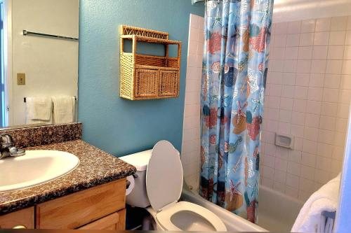 Waikiki Lei Apartments — Bathroom