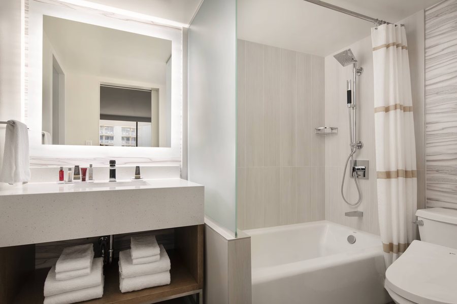 Waikiki Shore — Bathroom
