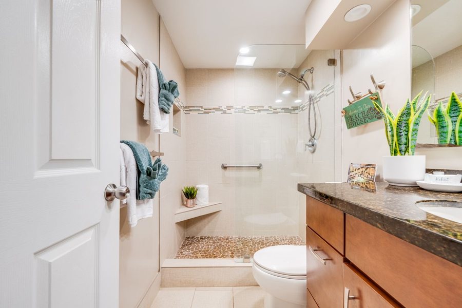 Waiohuli Beach Hale — Bathroom