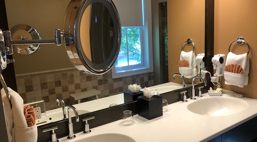 Walden Hall — Bathroom