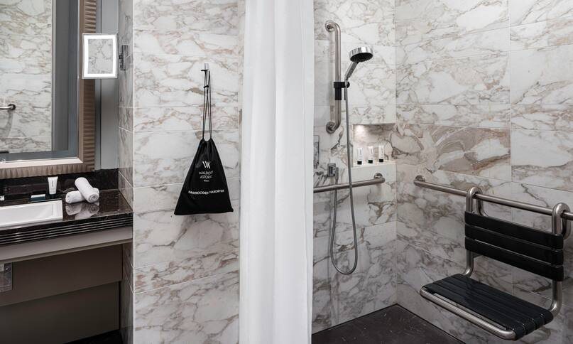 Waldorf Astoria Berlin — Bathroom