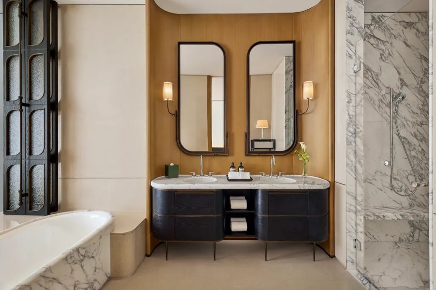 Waldorf Astoria Shanghai on the Bund — Bathroom