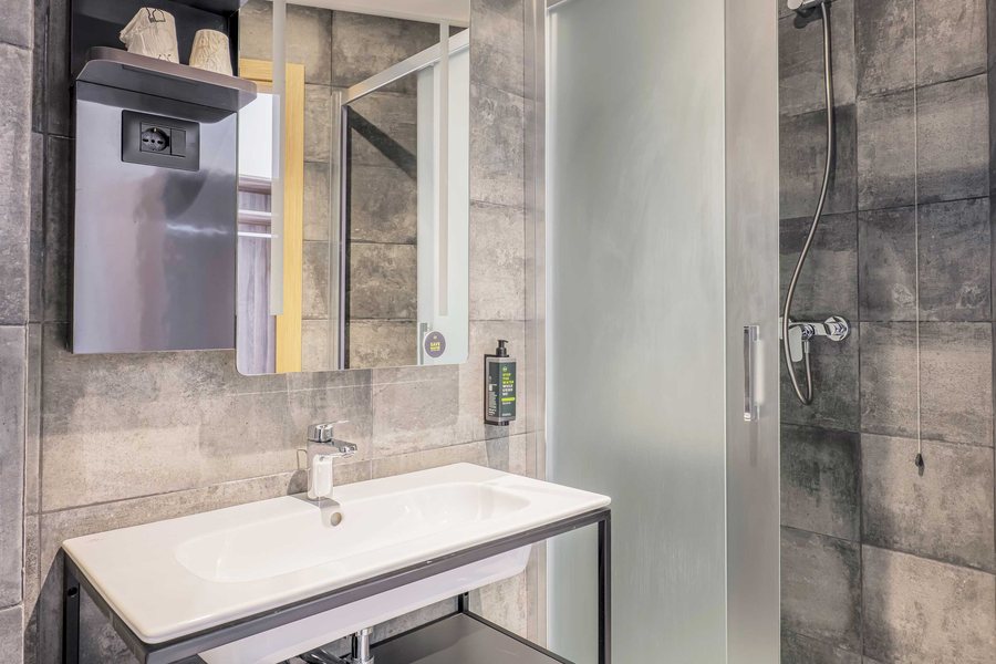 Wall Art Hotel — Bathroom