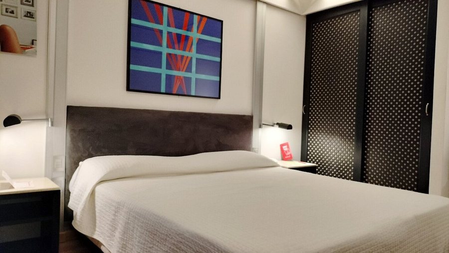 Wall Art Hotel — Guest room