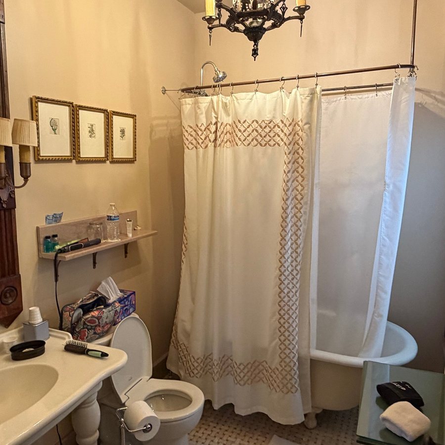 Wallace Manor Bed and Breakfast — Bathroom