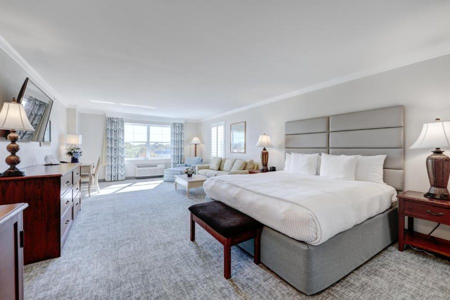 Walls Apartments — Guest room