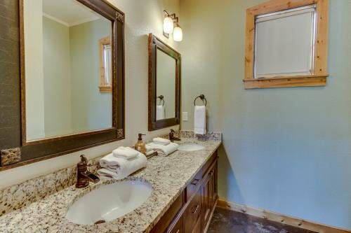 Walnut Canyon Cabins — Bathroom