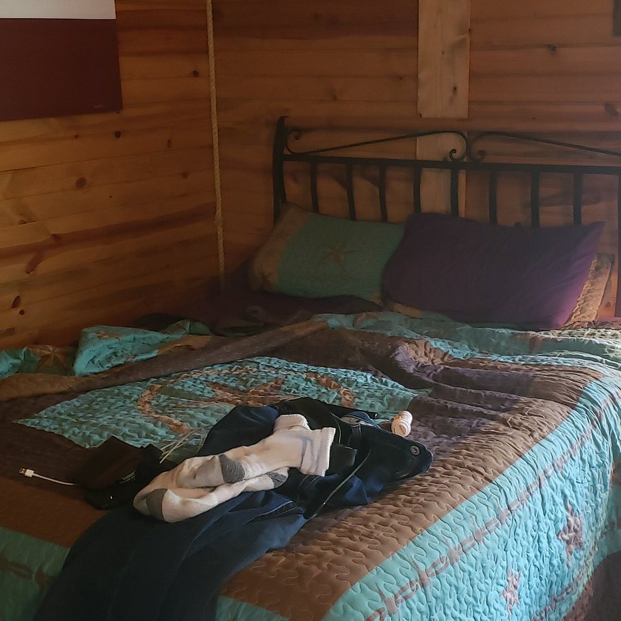 Walnut Canyon Cabins — Guest room