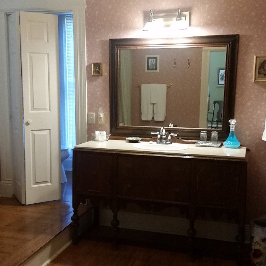 Walnut Street Inn — Bathroom