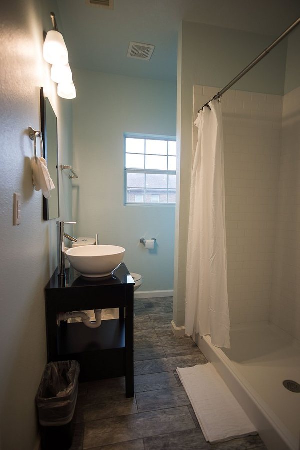 Wanderstay Houston Hostel — Bathroom