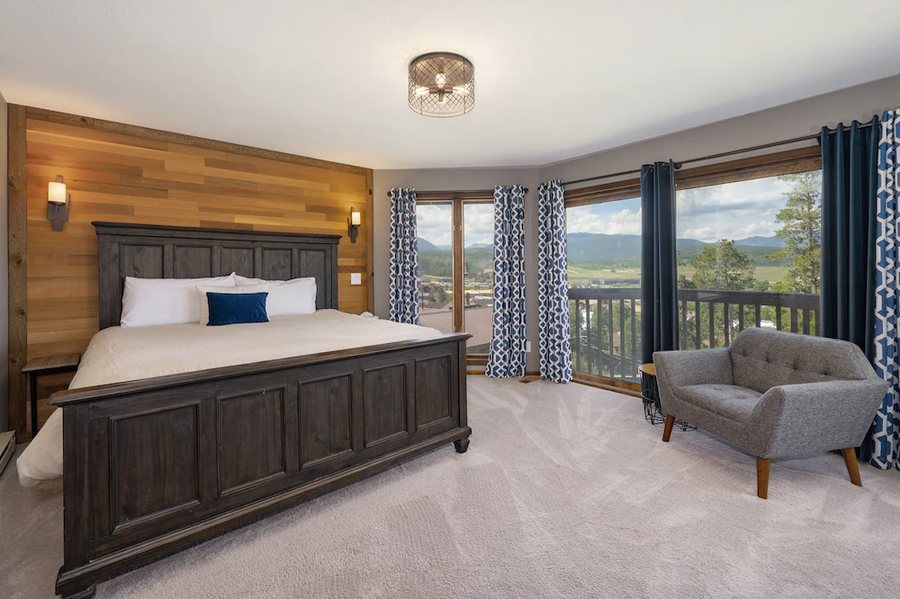 Wapiti Lodge — Guest room