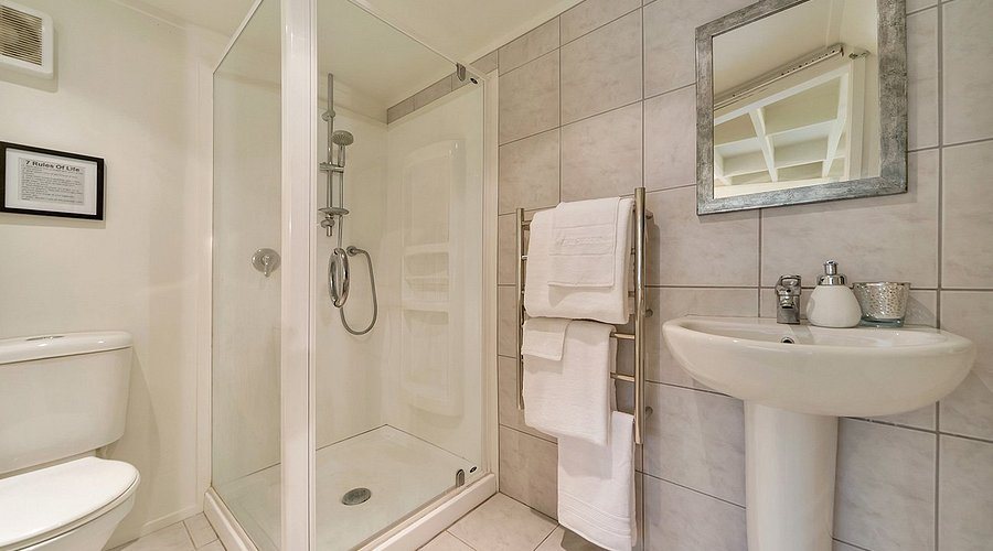 Warblers Retreat — Bathroom