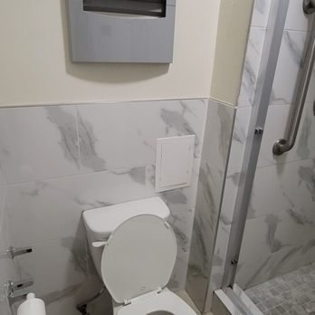 Warfield Hotel — Bathroom