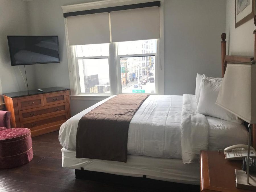 Warfield Hotel — Guest room