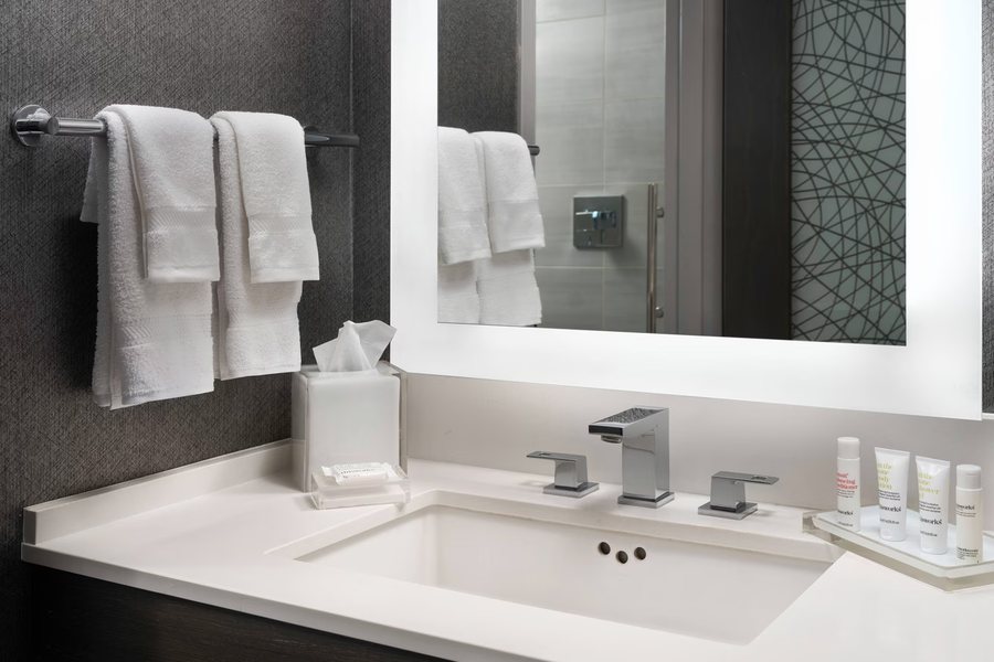 Warner Center Marriott Woodland Hills — Bathroom