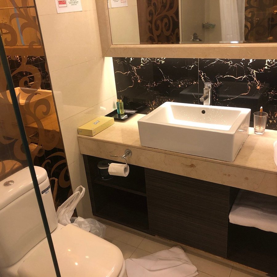 Warwick Hotel Cheung Chau — Bathroom