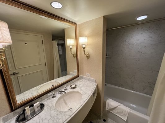 Washington Duke Inn Golf Club — Bathroom