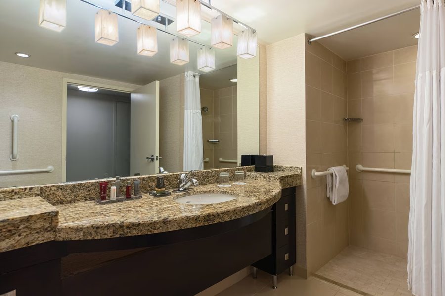 Washington Marriott at Metro Center — Bathroom
