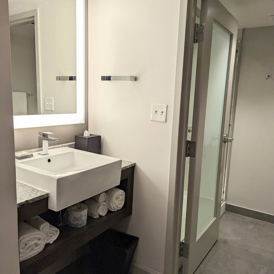 Washington Marriott Georgetown — Bathroom