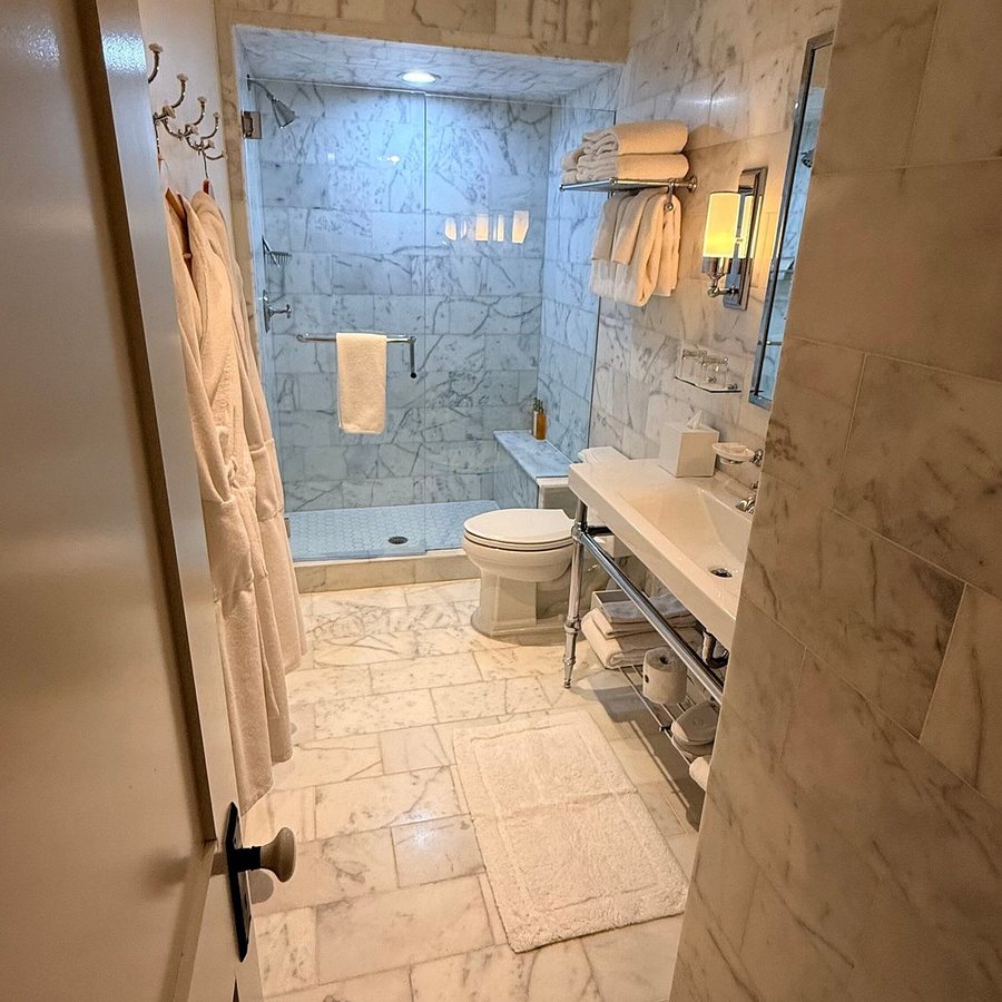 Washington School House Hotel — Bathroom