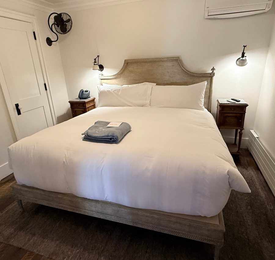Washington School House Hotel — Guest room