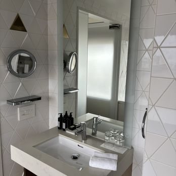Washington Square Inn — Bathroom