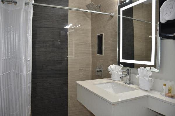 Water Front Marion Motor Lodge — Bathroom