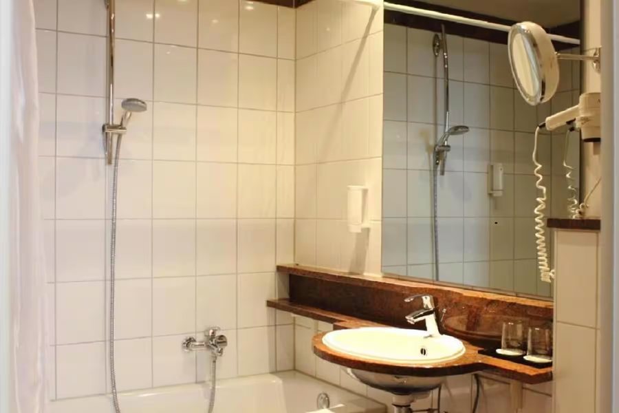 Water s Edge Cabins — Bathroom