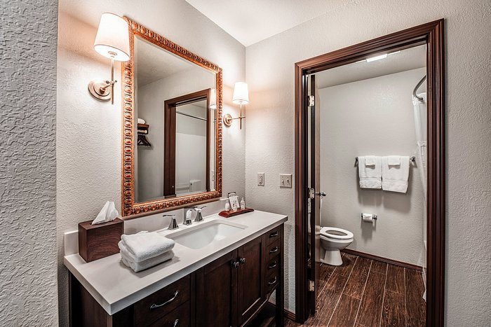 Waterfall Resort Alaska — Bathroom