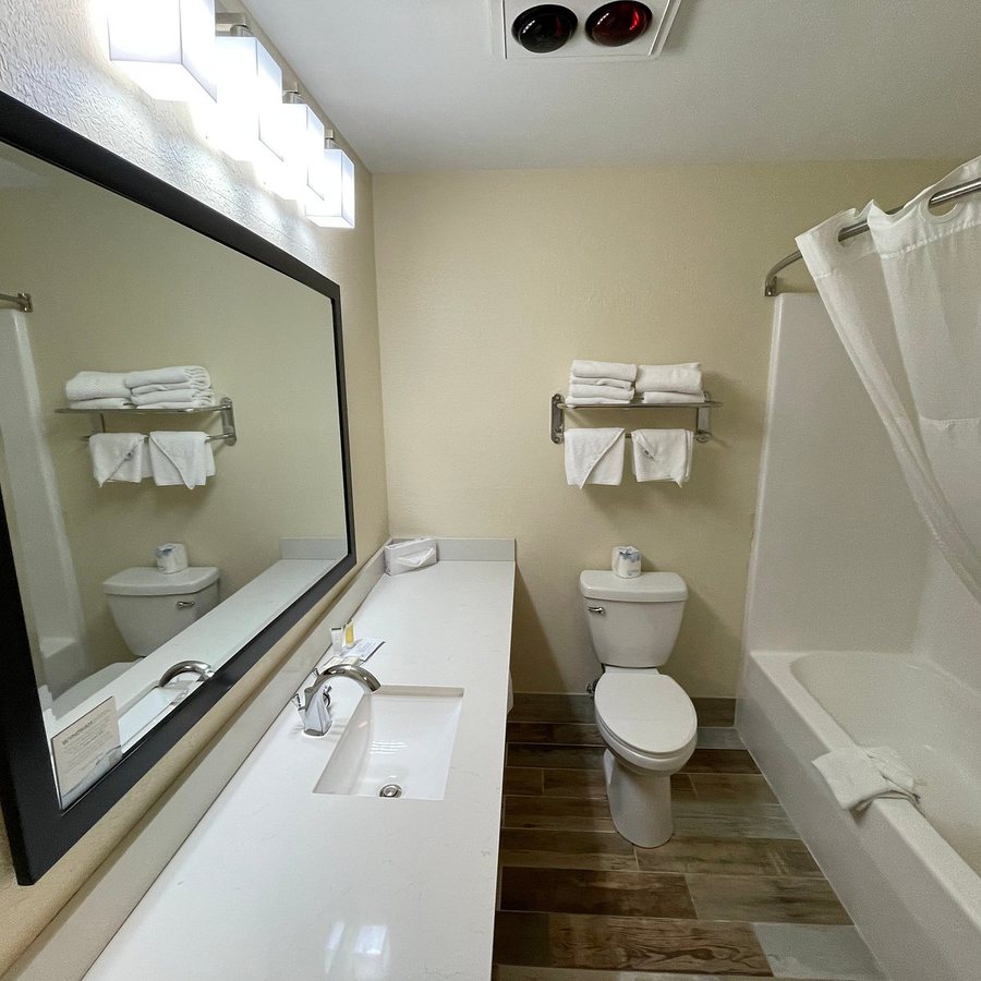 Waterfront Hotel — Bathroom