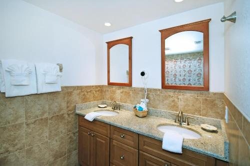 Waterside Inn on the Beach — Bathroom