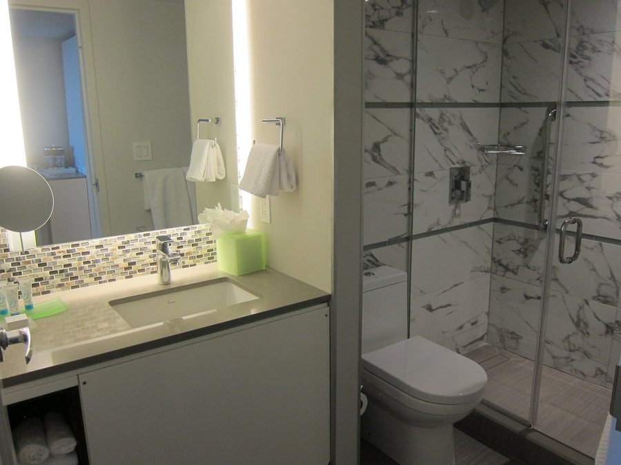 Waterstone Resort Marina Boca Raton Curio Collection by Hilton — Bathroom