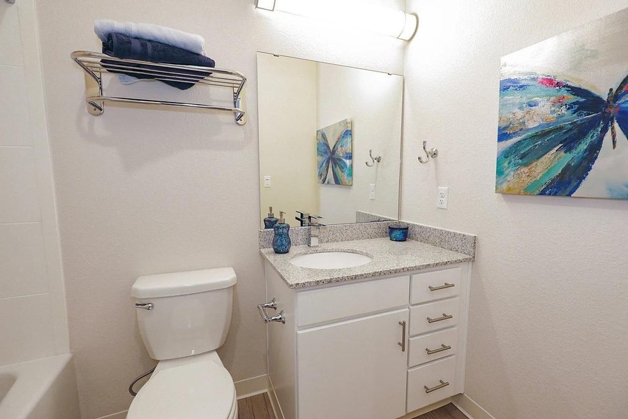 WaterWalk Kansas City Overland Park — Bathroom
