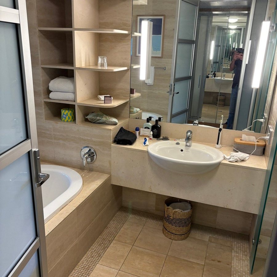 Watsons Bay Hotel — Bathroom