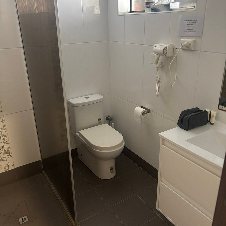 Wave Rock Hotel Motel — Bathroom