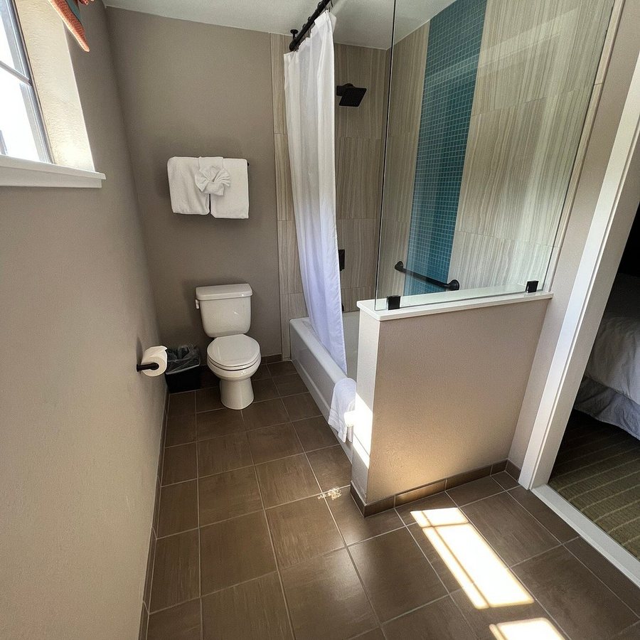 Wave Street Inn — Bathroom