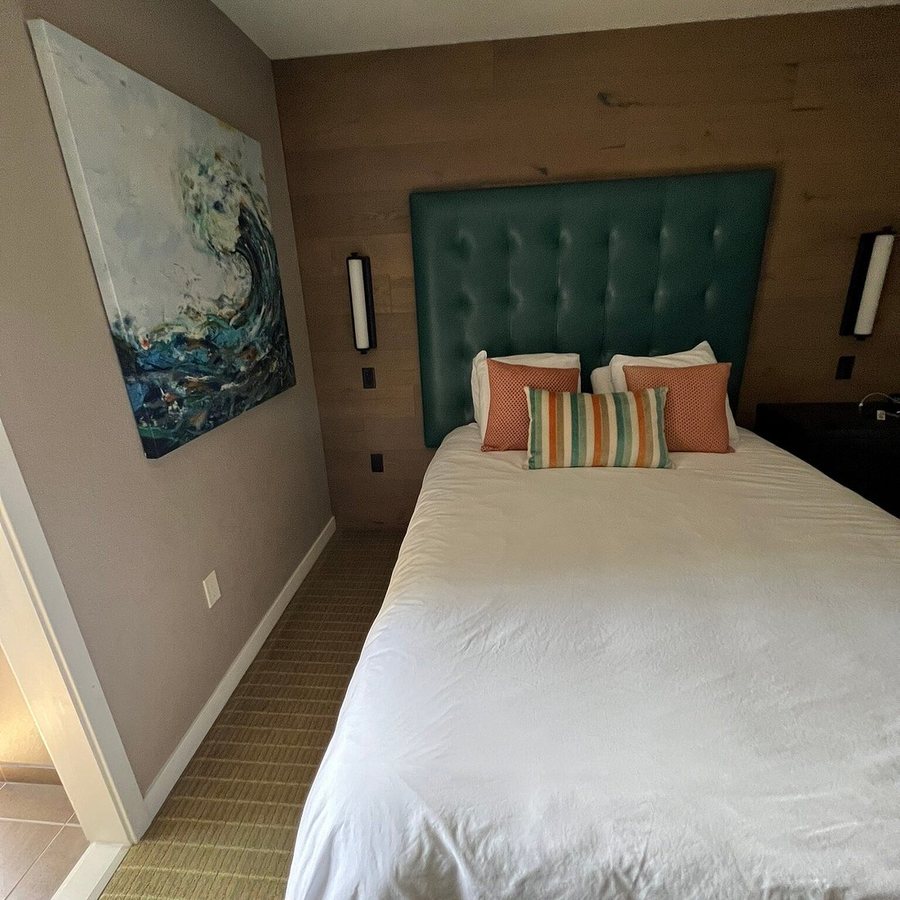 Wave Street Inn — Guest room