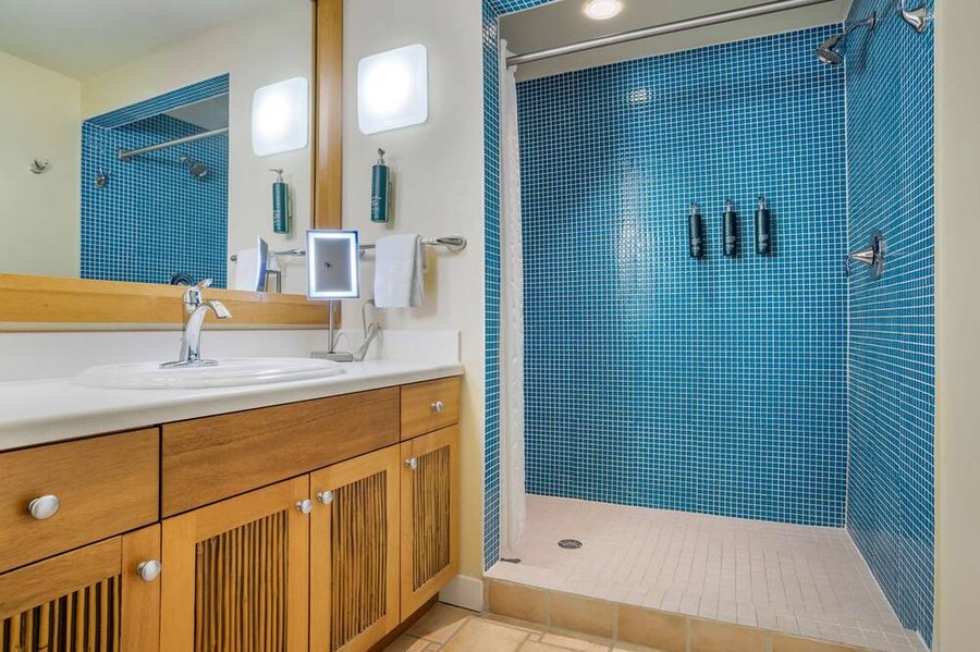 Wavecrest Lodge — Bathroom