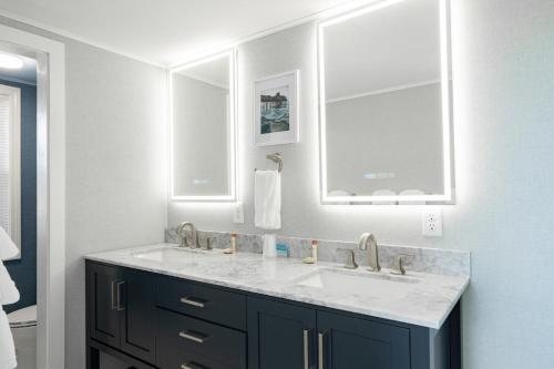 Waves Oceanfront Resort — Bathroom