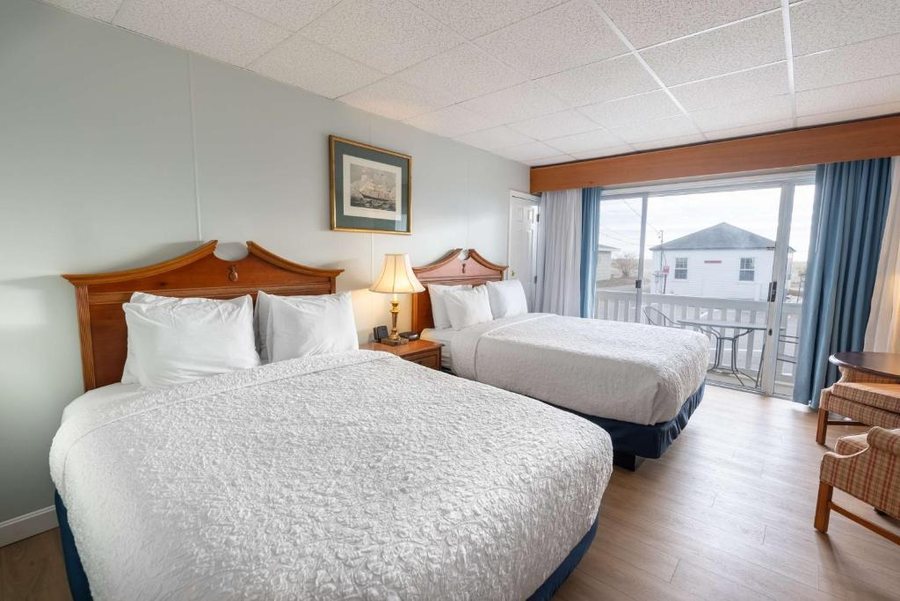 Waves Oceanfront Resort — Guest room