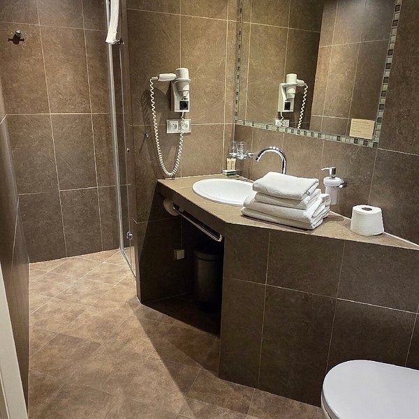 Wawel Hotel — Bathroom