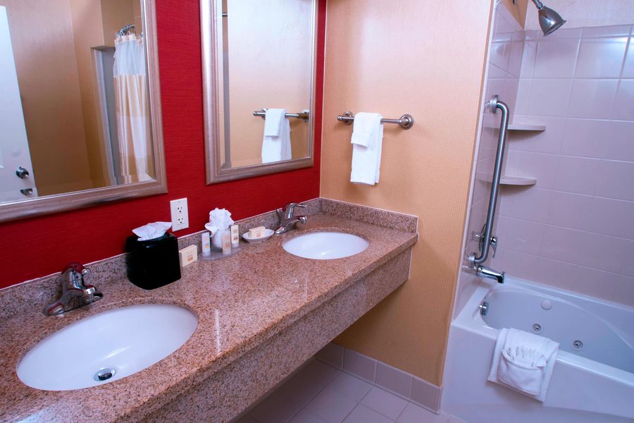 Waybury Inn — Bathroom
