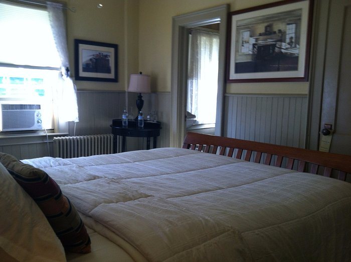 Waybury Inn — Guest room