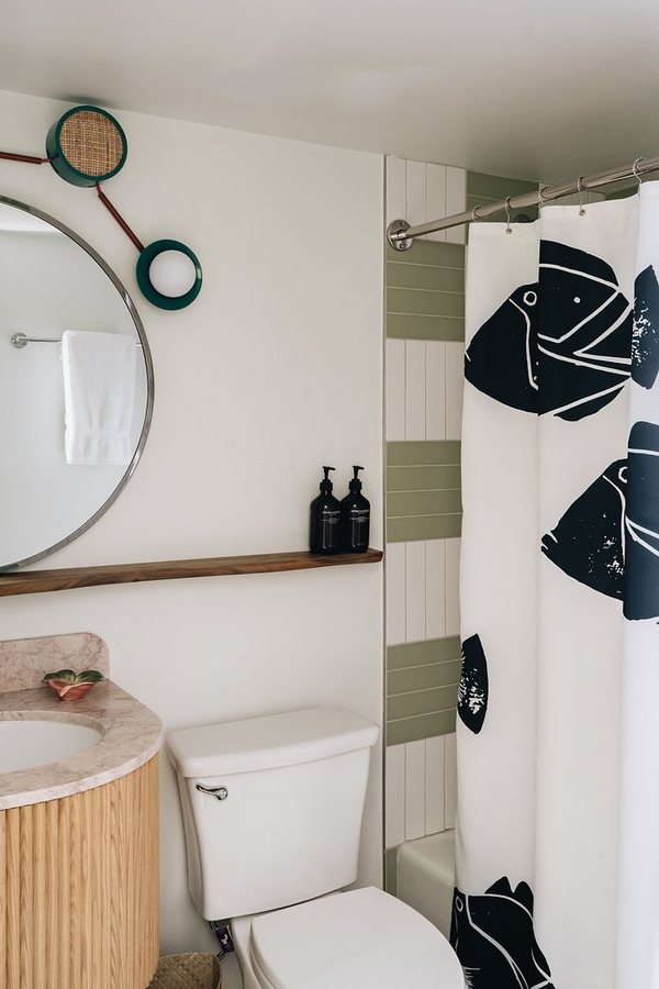 Wayfinder Waikiki — Bathroom