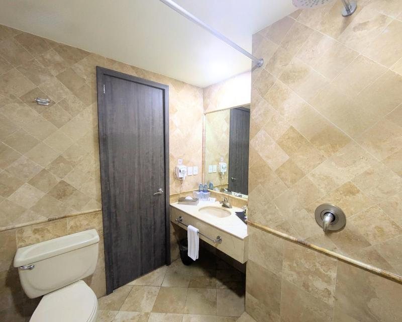 We Hotel Aeropuerto — Bathroom